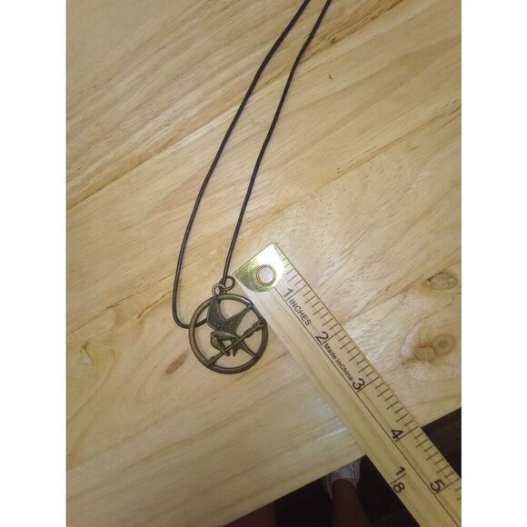 Hunger games. Lions gate necklace & pendant - Picture 4 of 4